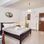 Naxos Midtown Apartman *